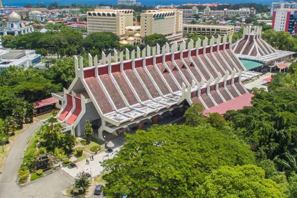 Hotel Holiday Kota Kinabalu Exteriör bild